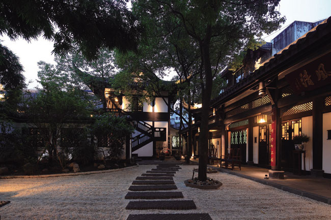 四合茗苑是集中式裝修、中式設(shè)計(jì)的專業(yè)機(jī)構(gòu)；融古典中式家裝設(shè)計(jì)、現(xiàn)代中式家居設(shè)計(jì)、別墅中式裝修,設(shè)計(jì)及中式配飾一體化的中式裝飾設(shè)計(jì)平臺(tái),中式潮流，成為中式設(shè)計(jì)第一品牌。